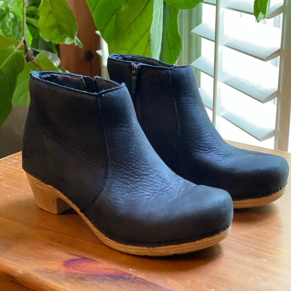 Dansko Maria Black Leather Ankle Boots. Size 37.